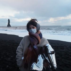 女人扒口尿给男人摸
