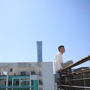 女人扒口尿给男人摸
