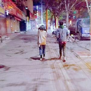 女人扒口尿给男人摸
