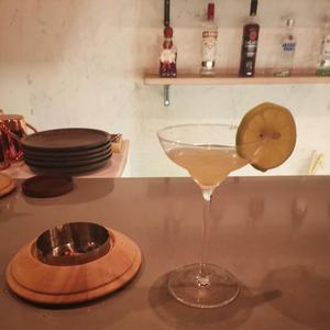 女人扒口尿给男人摸
